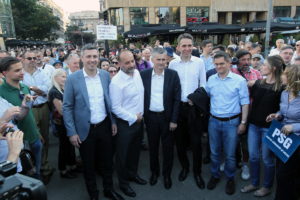 Beograd, 31.05.2017. - Predvodjeni dobosarima i transparentom na kome pise "Ujedinjeni protiv diktature", ucesnici protesta protiv "autokratskog rezima Aleksandra Vucica" krenuli su oko 18.40 sa Trga Republike u setnju centralnim ulicama Beograda. Medju okupljenima su i predsednik Pokreta slobodnih gradjana Sasa Jankovic, lideri pokreta Dosta je bilo i Dveri, Sasa Radulovic i Bosko Obradovic, predsednik Socijaldemokratske stranke Boris Tadic, kandidat na izborima za predsednika Srbije Vuk Jeremic, lider Pokreta za zdravu Srbiju Milan Stamatovic, bivsa predsednica DSS-a Sanda Raskovic Ivic, kao i brojni poslanici Demokratske stranke. Na fotografiji (L-D) Bosko Obradovic, Sasa Jankovic, Milan Stamatovic, Sasa Radulovic i Vuk Jeremic. Uz vest Bete. (BETAPHOTO/MILAN OBRADOVIC/MO)