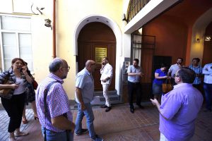 Beograd, 30.06.2017. -Zbog nemogucnosti odrzavanja Izborne skupstine Advokatske komore Vojvodine (AKV) u prostorijama advokatske komore Vojvodine, izbornu Skupstinu odrzali su u Medija centru Vojvodine u Novom Sadu. Na fotografiji ulaz u prostorije AKV u Novom Sadu. (BETAPHOTO/DRAGAN GOJIC/MO)