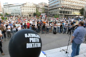 Beograd, 23.06.2017. - Clanovi pokreta "Protiv diktature" protestovali su veceras u centru Beograda nezadovljni vlascu predsednika Srbije Aleksandra Vucica i opstim stanjem u zemlji. Oko 100 ljudi se okupilo na Trgu Repulike, od kojih su neki nosili transparente "Ostavka", "Protiv lazne inauguracije", "Ulica gospodara Vucica", "Sloboda medija", kao i drzavne zastave. Sa improvizovanog razglasa pustana je popularna muzika, okupljeni su istakli da nece odustati od svoje borbe a skup je protekao bez incidenata. Uz vest Bete. (BETAPHOTO/MILAN OBRADOVIC/DS)