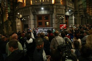 Beograd, 19.09.2017. - Skup podrske novinaru i glavnom i odgovornom uredniku "Vranjskih" Vukasinu Obradovicu, koji je zbog pritisaka koji su doveli do gasenja tih novina stupio u strajk gladju, poceo je veceras oko 20 casova ispred Vlade Srbije okupljanjem novinara i javnih licnosti. Skupu prisustvuju poverenik za informacije od javnog znacaja Rodoljub Sabic, predsednik Demokratske stranke Dragan Sutanovac, lider Levice Srbije Borko Stefanovic, narodni poslanik Djordje Vukadinovic, clanica Saveta za stampu Tamara Skrozza, advokat Bozo Prelevic, predstavnici Inicijative "Ne da(vi)mo Beograd" kao i brojni novinari. (BETAPHOTO/MILOS MISKOV/DS)