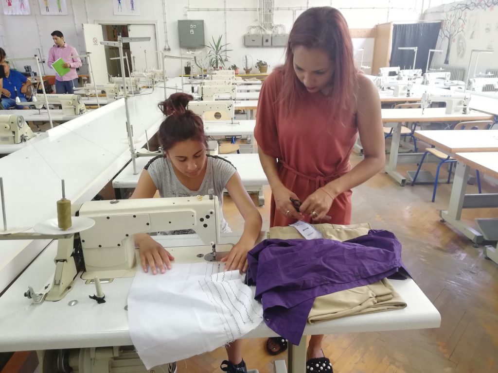 Ova slika ima prazan alt atribut; ime njene datoteke je Prekvalifikacija-i-Kurs-sivenja-Kraljevo-1024x768.jpg